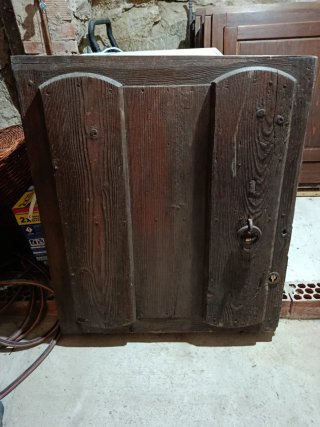 Puerta antigua de madera rústica