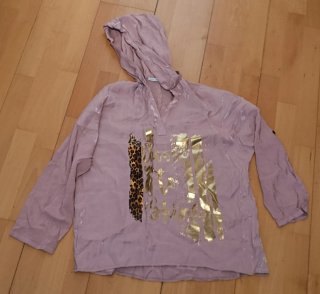 Camiseta rosa con capucha