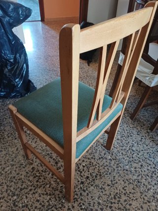 Sillas de madera con asiento de tela
