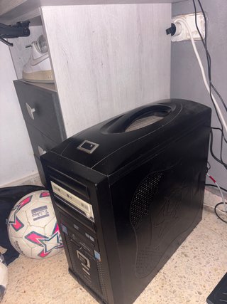 Ordenador de sobremesa negro