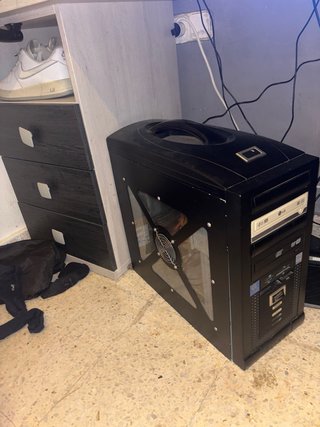Ordenador de sobremesa negro