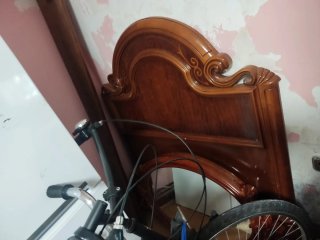 Cómoda de madera con tapa de mármol