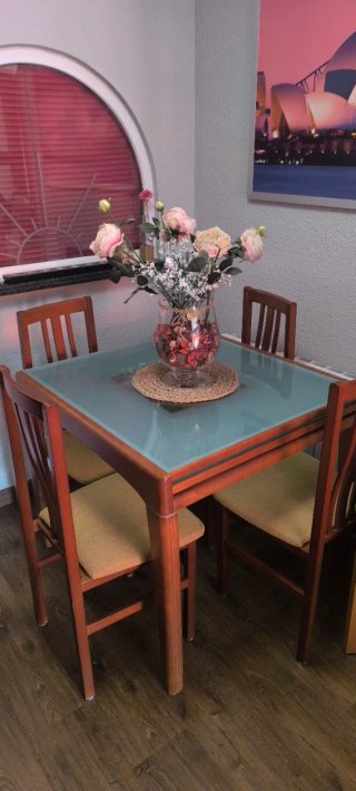 Mesa de cristal con 4 sillas