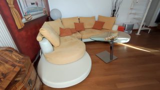 Divano angolare beige e arancione