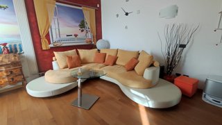 Divano angolare beige e arancione