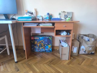 Mesa de madera con cajón y estante