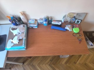 Mesa de madera con cajón y estante