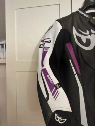 Tuta da moto Berik in pelle nera e viola