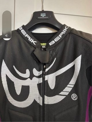 Tuta da moto Berik in pelle nera e viola