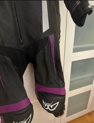 Tuta da moto Berik in pelle nera e viola