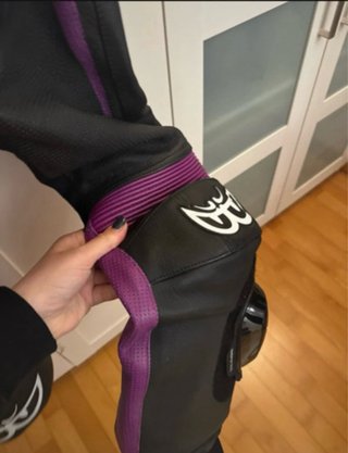 Tuta da moto Berik in pelle nera e viola