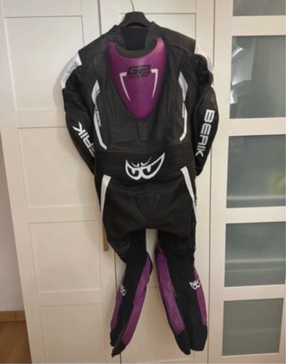 Tuta da moto Berik in pelle nera e viola