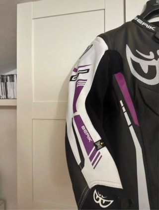Tuta da moto Berik in pelle nera e viola