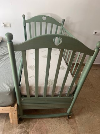 Cuna de madera con colchón