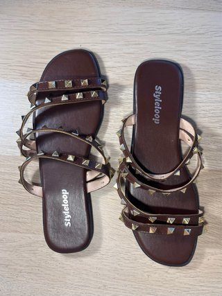 Sandalias marrones con tachuelas doradas
