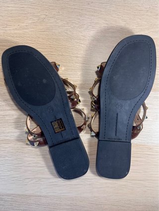 Sandalias marrones con tachuelas doradas