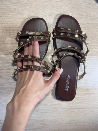 Sandalias marrones con tachuelas doradas
