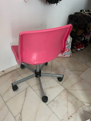 Silla de escritorio rosa con ruedas
