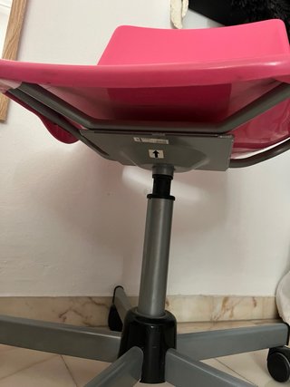 Silla de escritorio rosa con ruedas