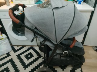 Cochecito de bebé gris