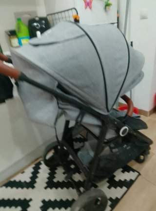 Cochecito de bebé gris