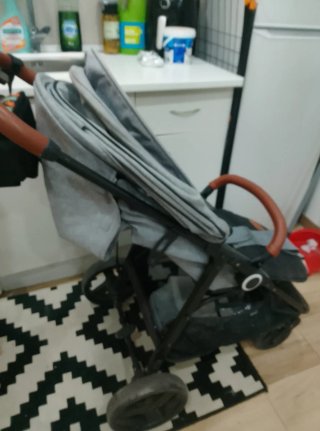 Cochecito de bebé gris