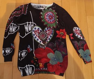 Jersey negro con corazones y flores