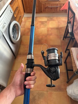 Caña de surfcasting con carrete