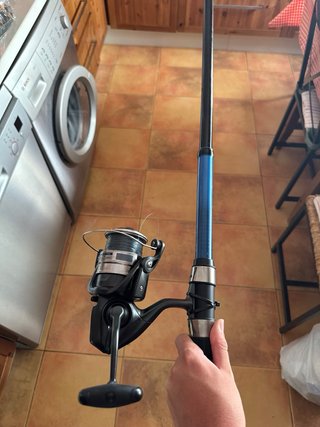 Caña de surfcasting con carrete
