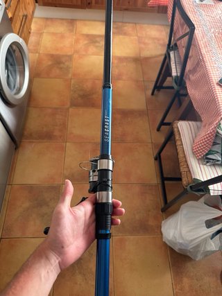 Caña de surfcasting con carrete