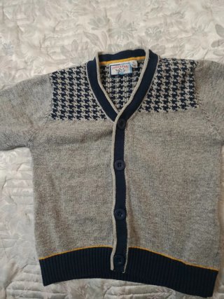 Completo bimbo: cardigan, camicia e jeans