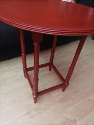 Mesa camilla de madera con alguna marca de desgast