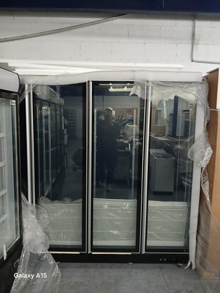 Nevera expositora refrigerada 3 puertas