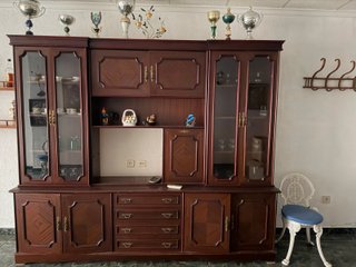 Mueble de salón clásico madera vitrinas
