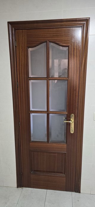 Puerta de madera con cristal