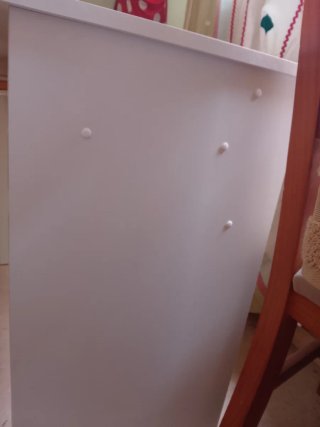 Mesa de estudio de madera blanca