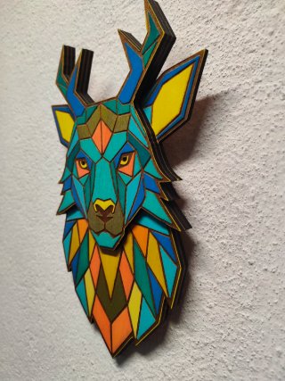 Cervo geometrico in legno decorativo