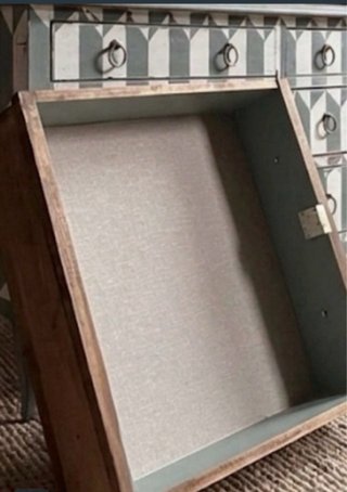 Cómoda doble  de madera con diseño geométrico