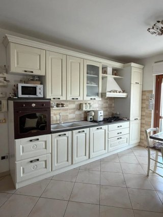 Cucina in legno color avorio