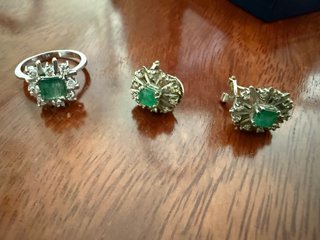 Anillo y pendientes oro blanco 18k esmeralda