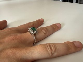 Anillo y pendientes oro blanco 18k esmeralda