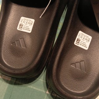 •Adidas Yeezy Slide•