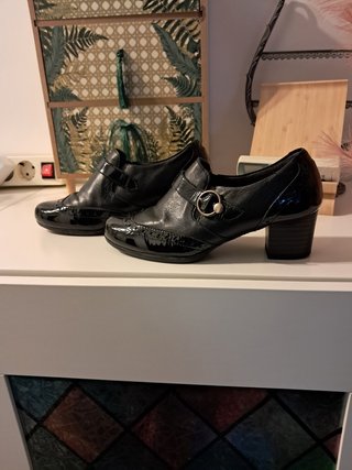 Zapatos de tacón negros con hebilla