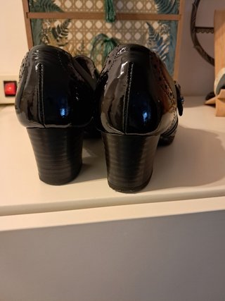 Zapatos de tacón negros con hebilla