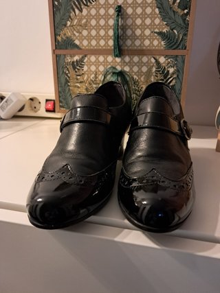 Zapatos de tacón negros con hebilla