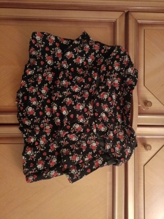 Falda corta con volantes y estampado floral