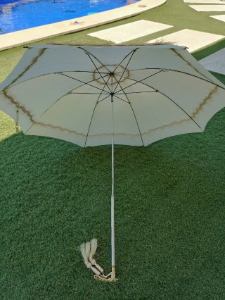 Sombrilla antigua restaurada beige