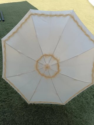 Sombrilla antigua restaurada beige