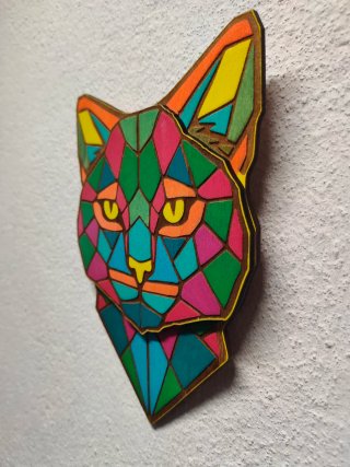Gatto geometrico in legno colorato