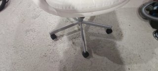 Silla giratoria blanca moderna